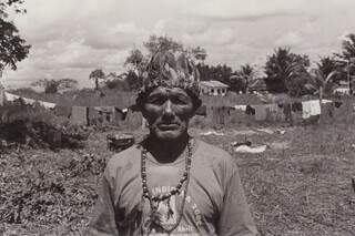 Marcos Verón em frente a uma ocupação de guaranis-kaiowá, em Juti (Foto: Arquivo/Cimi)