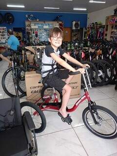 Neste mês, João Paulo ganhou triciclo para poder brincar. (Foto: Arquivo pessoal)