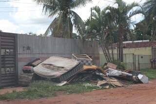 Lixo acumulado em frente da casa, no Bairro Universitário (Foto: Paulo Francis)