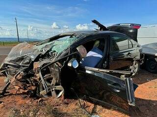 Honda Civic que era conduzido pelo tenente da Polícia Militar, completamente destruído (Foto: Site O Pantaneiro)