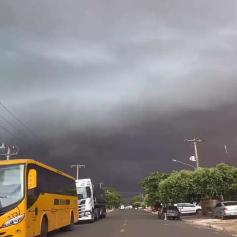 Temporal atinge divisa com S&atilde;o Paulo e deixa cidades de MS sem luz