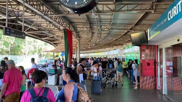 Passageiros lotam rodovi&aacute;ria para garantir Natal em fam&iacute;lia 