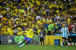 Bruno Guimarães fazendo lançamento e Messi ao fundo no Estádio Maracanã (Foto: Staff Images/CBF)