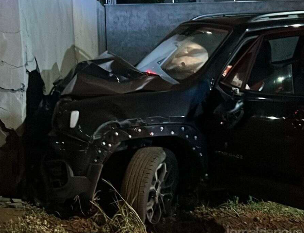 Motorista fica ferido ao colidir carro em muro de casa 