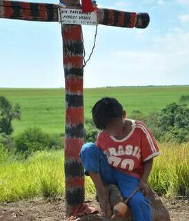 Criança indígena ao lado de local onde Marcos Verón foi sepultado, em Juti (Foto: Arquivo/Cimi)