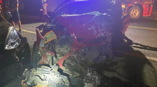 Carro de passeio envolvido em acidente ficou destruído (Foto: reproduçaõ / PRF) 
