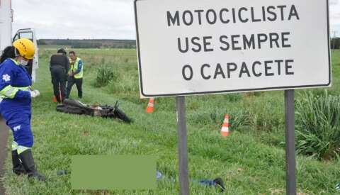 Motociclista morre ao bater em placa de alerta em rodovia estadual