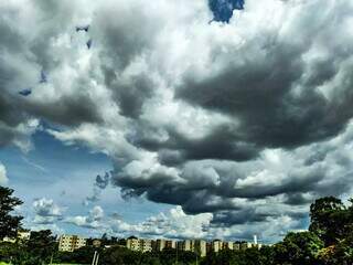 Nuvens cinzas são avistadas em céu da Capital, neste domingo (Foto: Simão Nogueira)