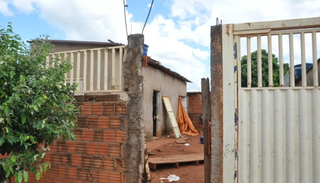 Casa onde corpo foi encontrado na tarde deste domingo (Foto: O Correio News)