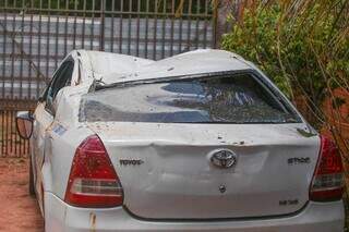 Carro usado pelo taxista há 7anos foi atingido durante vendaval (Foto: Marcos Maluf)