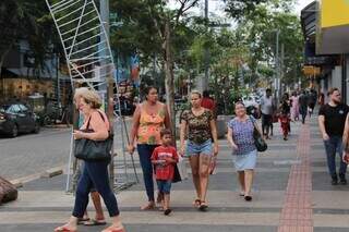 Pessoas aproveitando o horário diferenciado das lojas do centro de Campo Grande (Foto: Paulo Francis)