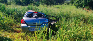 Carro ficou destruído após capotagem (Foto: reprodução / Jornal da Nova) 