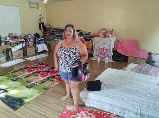 Márcia mostra sala de aula que virou casa com as doações que recebeu após incêndio na favela do Mandela (Foto: Marcos Maluf)