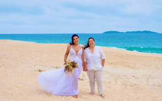 Luana Thatieli de Oliveira Gonzalez, 36 anos, e Laura Machado, 31 anos, na praia onde celebraram o casamento dos sonhos