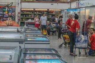 Em dia de ceia natalina, clientes visitam mercado para comprar últimos itens (Foto: Marcos Maluf)