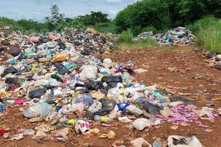 Sacolas descartadas em lixão desativado de Nova Alvorada do Sul. (Foto: Nova Notícias)