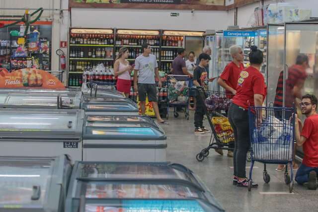 Em dia de ceia, mercados seguem com filas pequenas e poucos clientes &quot;atrasados&quot;