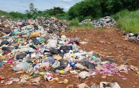 Apesar de acordo com MP, resíduos são descartados em antigo lixão  