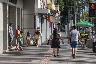 Na véspera de Natal, clientes seguem na busca por presentes, na Rua 14 de Julho (Foto: Marcos Maluf)