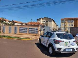 Carro da perícia em frente ao condomínio Itaparica onde ocorreu os disparos (Foto: Marcos Maluf)