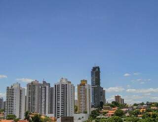 Amanhecer visto da região central de Campo Grande com céu claro (Foto: Marcos Maluf) 