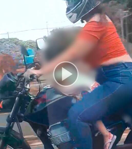 Mulher é flagrada levando criança sem capacete em cima de moto; veja vídeo
