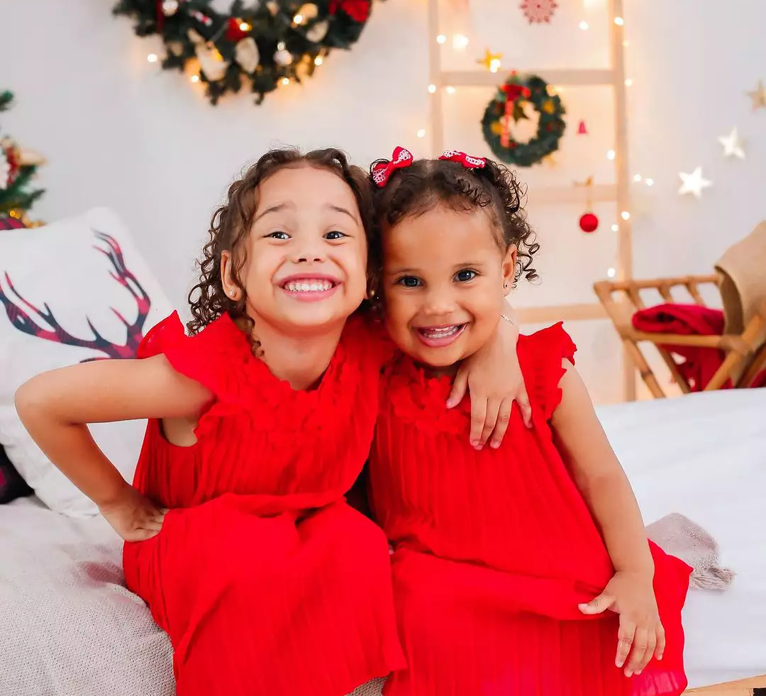 Pais criam calendário que revela toda fofura e o amor de irmãs no Natal