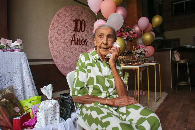 Josefa at&eacute; queria ser mais nova, mas &eacute; feliz por chegar aos 100 anos