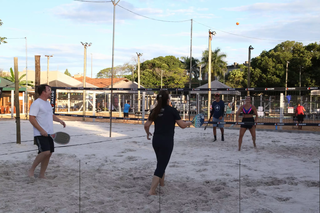 Atletas de beach tennis disputando partida nas areias de Campo Grande (Foto: Arquivo) 