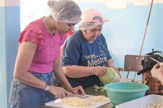 Voluntárias preparam alimentos que serão doados como marmitex. (Foto: Marcos Maluf)