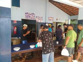 Entrega de almoço na Casa de Apoio aos Moradores de rua “São Francisco de Assis&#34; (Foto: Jackeline Oliveira)