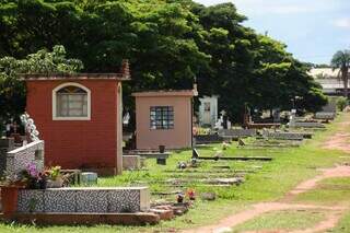 Túmulos no cemitério Cruzeiro, em Campo Grande (Foto: Henrique Kawaminami)