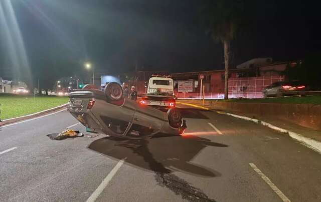 Equipe da Guarda Municipal encontra carro capotado no meio de avenida