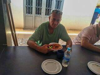 José almoçando na Casa de Apoio aos Moradores de rua “São Francisco de Assis&#34; (Foto: Jackeline Oliveira)