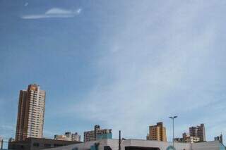 Céu com poucas nuvens na manhã desta segunda-feira em Campo Grande (Foto: Marcos Maluf) 