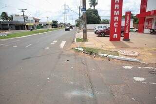 No cruzamento onde ocorreu o acidente partes da moto ficaram espalhadas no canto da Avenida Guaicurus (Foto: Paulo Francis)