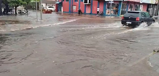 Ponto de alagamento na Rua Filinto Müller em Coxim (Foto: Divulgação)