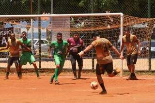 Jogo da Liga Terrão de futebol amador na Arena Serra Azul (Foto: Henrique Kawaminami)