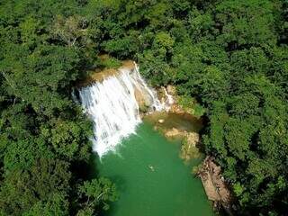 Imagem aérea de uma das quedas d&#39;água do passeio Cachoeiras Serras da Bodoquena que recebem água do Rio Betione (Foto: Divulgação)