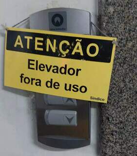Placa colocada em elevador do Hospital Regional de Mato Grosso do Sul (Foto: Direto das Ruas)