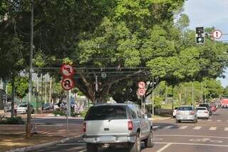 Placas proibindo conversão e retorno já foram instaladas na Avenida Afonso Pena com a Rua Rui Barbosa (Foto: Paulo Francis)