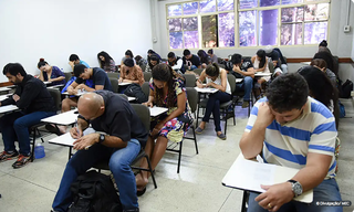 Jovens e adultos realizando exame de habilidades para conseguir certificado de conclusão de ensino (Foto: Divulgação/MEC)