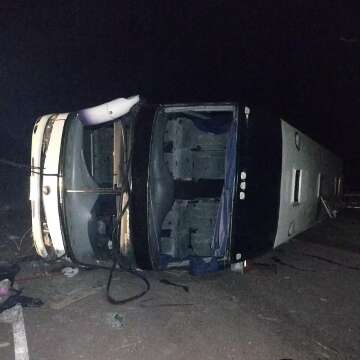 Ônibus sem passageiros tomba na rodovia BR-262 próximo a posto fiscal