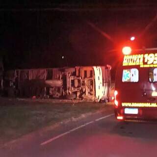 &Ocirc;nibus sem passageiros tomba na rodovia BR-262 pr&oacute;ximo a posto fiscal