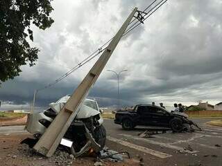 Motorista perde controle ap&oacute;s batida entre picapes e atinge poste