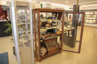 Armário de madeira com vidro transparente fica no centro da loja. (Foto: Paulo Francis)