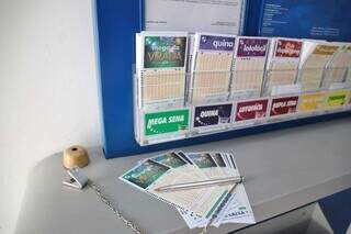 Bilhetes prontos para receberam apostas em lotérica de Campo Grande (Foto: Paulo Francis)