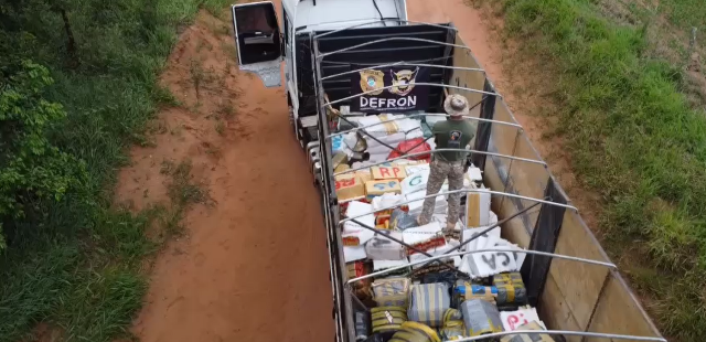 Suspeito foge da polícia e abandona carreta com 5 toneladas de maconha