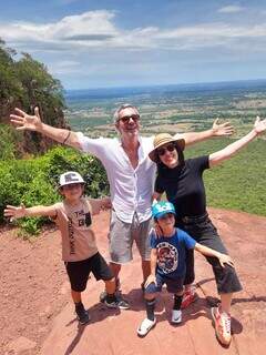 Alexandre Nero visitou Morro Paxixi, em Camisão, com esposa e filhos. (Foto: Jairton Costa)