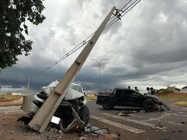 Motorista perde controle ap&oacute;s batida entre picapes e atinge poste